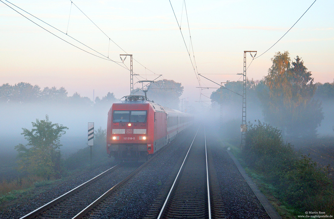 Im ersten Licht des 6.10.2018 hat die 101 018 mit dem IC2005 (Emden Hbf – Konstanz) bei Salzbergen soeben die Grenze zwischen Niedersachsen und Nordrhein Westfalen passiert.