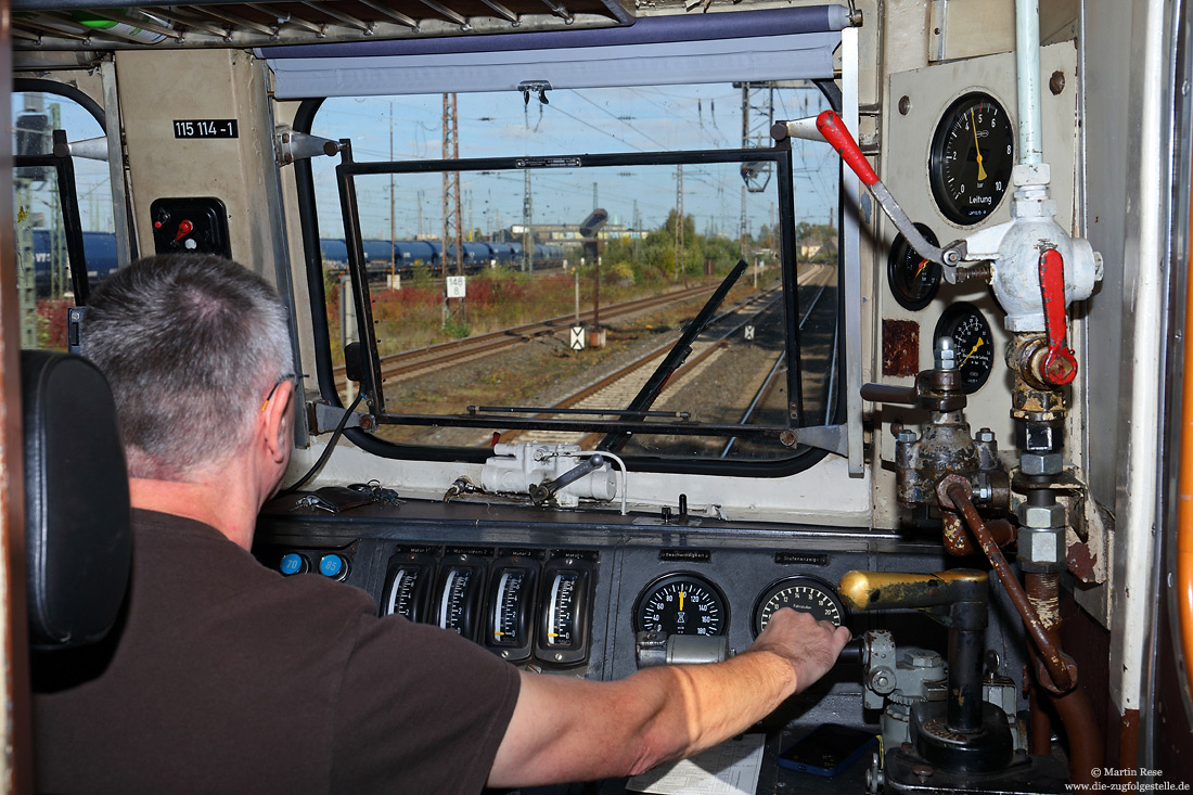 Am 7.10.2022 konnte ich dem Lokführer der 115 114 des DB-Museums über die Schulter schauen. Die Lok war, mit der 103 235 im Schlepp, auf dem Weg von Koblenz-Lützel nach Seelze.