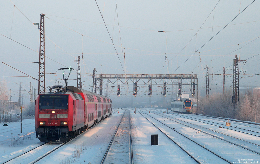 Klirrende Kälte herrscht am Morgen des 30.12.2010, als die 146 023 mit dem RE1 nach Aachen Hbf den Bahnhof Hamm/Westfalen verlässt. Aufgrund der vereisten Fahrleitung brutzelt ein auffälliger Lichtbogen am  Stromabnehmer!