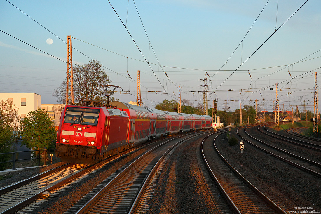 Im letzten Licht des 18.4.2019 fährt die 146 273 mit dem RE28530 (Koblenz Hbf – Wesel) am Abzweig Sturm dem nächsten Halt Düsseldorf Hbf entgegen. Der RE5 wurde Anfang Juni 2019 auf den RRX umgestellt. Zum Einsatz kommen hier nun Desiro HC von Siemens, welche vom Unternehmen National-Express gefahren werden.