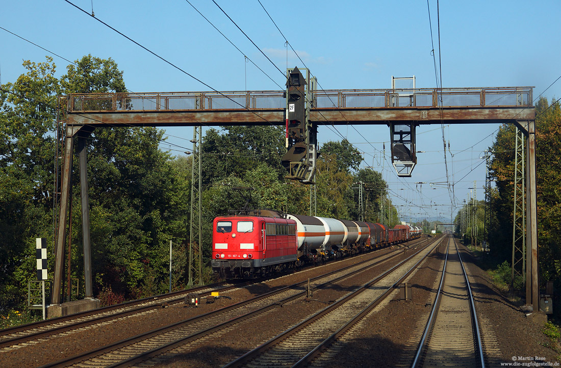 Eingerahmt von der Signalbrücke bei Gohfeld fährt die 151 167 am 14.9.2018 mit dem FZ51236 (Seelze – Oberhausen Osterfeld Rbf) in Richtung Westen.