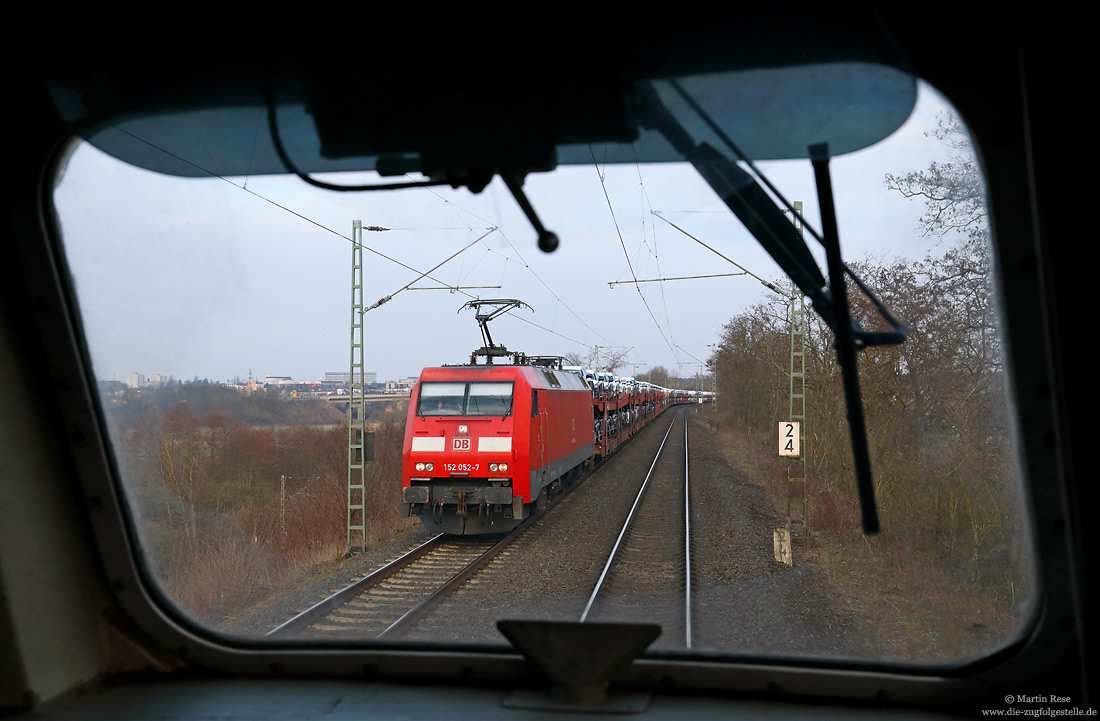 Am 23.3.2021 wurden die Abschlepplokomotiven der Baureihe 218 endgültig in Köln abgezogen. Ich hatte das zweifelhafte Vergnügen die Loks über die Siegstrecke nach Frankfurt zu überführen. Zwischen Dutenhofen und Gießen Bergwald kam mir die 152 052 mit einer Ladung Neuwagen entgegen. 