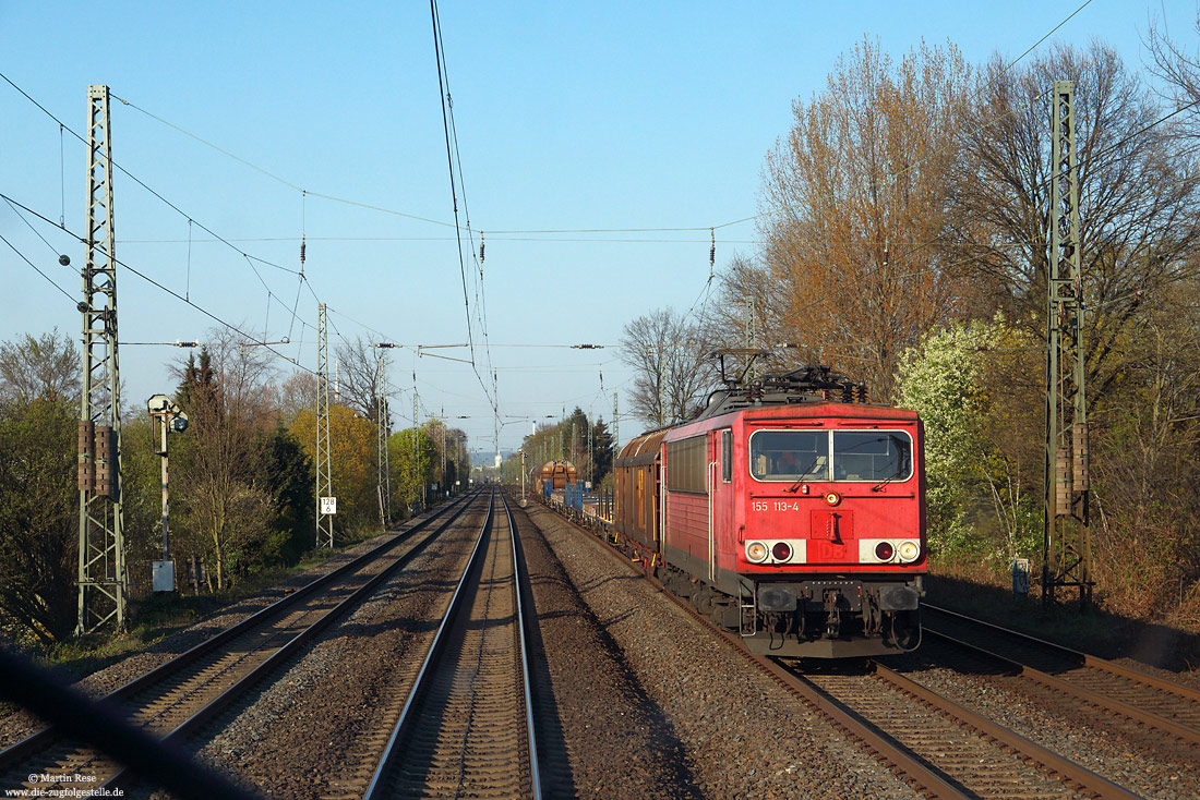 Im Jahr 2017 verkaufte DB-Cargo alle Lokomotiven der Baureihe 151 und 155 an das Unternehmen Railpool. Eingesetzt wurden die Lokomotiven weiterhin bei DB-Cargo – nun aber ohne „DB-Kekse“. Westlich von Gütersloh zieht die 155 113 am 15.4.2019 einem gemischten Güterzug auf der „G-Bahn“ nach Hagen-Vorhalle. Die 155 113 wurde 2019 abgestellt und im Juni 2024 verschrottet.