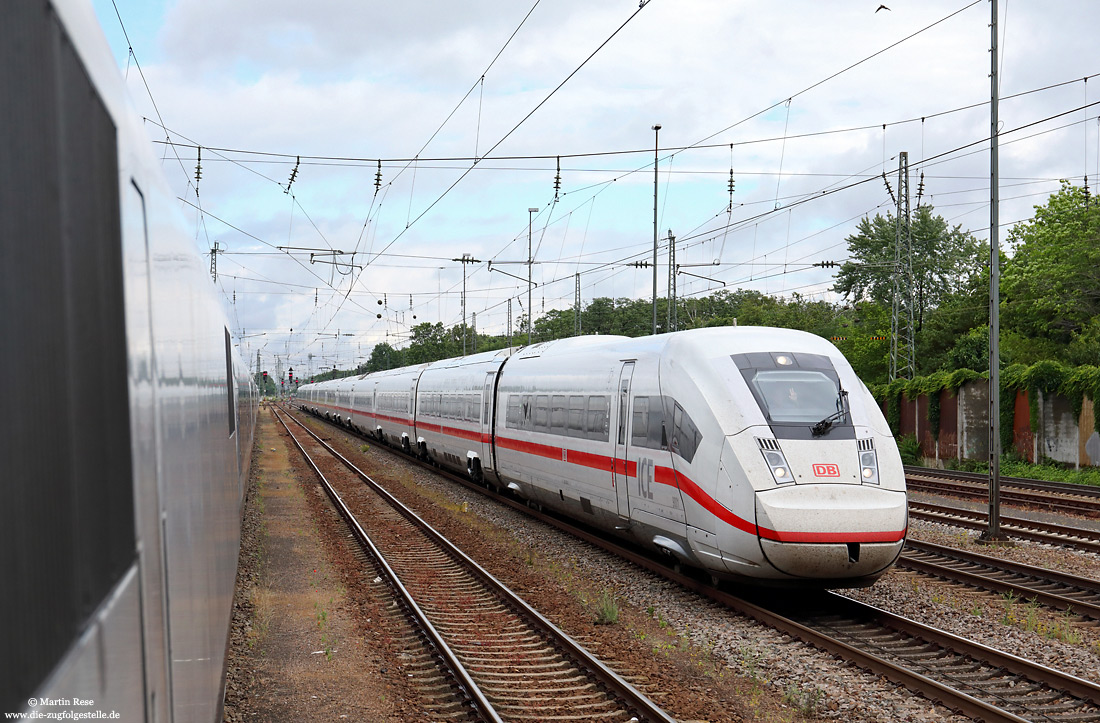 412 001 als ICE593 in Mannheim-Waldhof, gesehen aus dem 401 589.