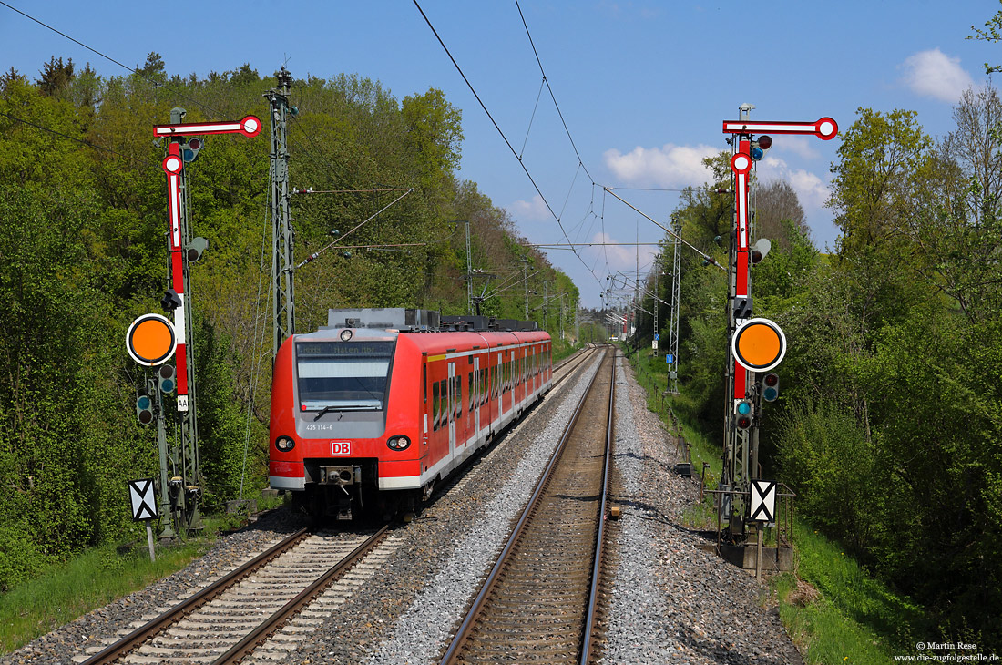 Gleiswechselbetrieb mit Formsignalkombinationen ist deutschlandweit nur noch sehr selten anzutreffen! Auf meiner Fahrt auf der 218 812 von Stuttgart Hbf nach Nürnberg musste ich am 9.5.2022 am bekannten Einfahrsignal von Goldshöfe den entgegenkommenden 425 114 abwarten.