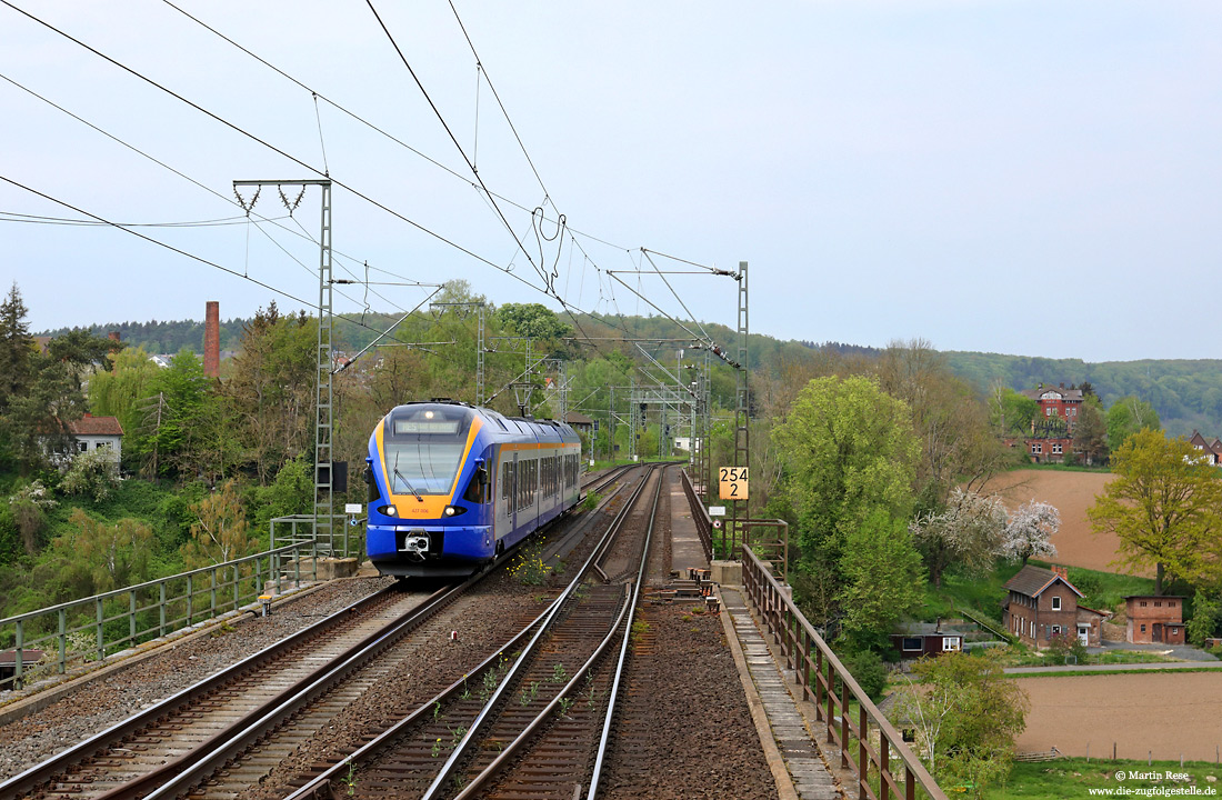 Südlich von Guntershausen überquert der 427 006 als RE24277 (Kassel Hbf – Bad Hersfeld) die Fulda, 4.5.2022.