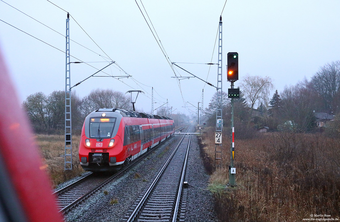 Unterwegs mit der Überführung der 218 838 nach Rostock Hbf begegnet mir bei Dalwitzhof die S2 nach Güstrow, 5.12.2022.