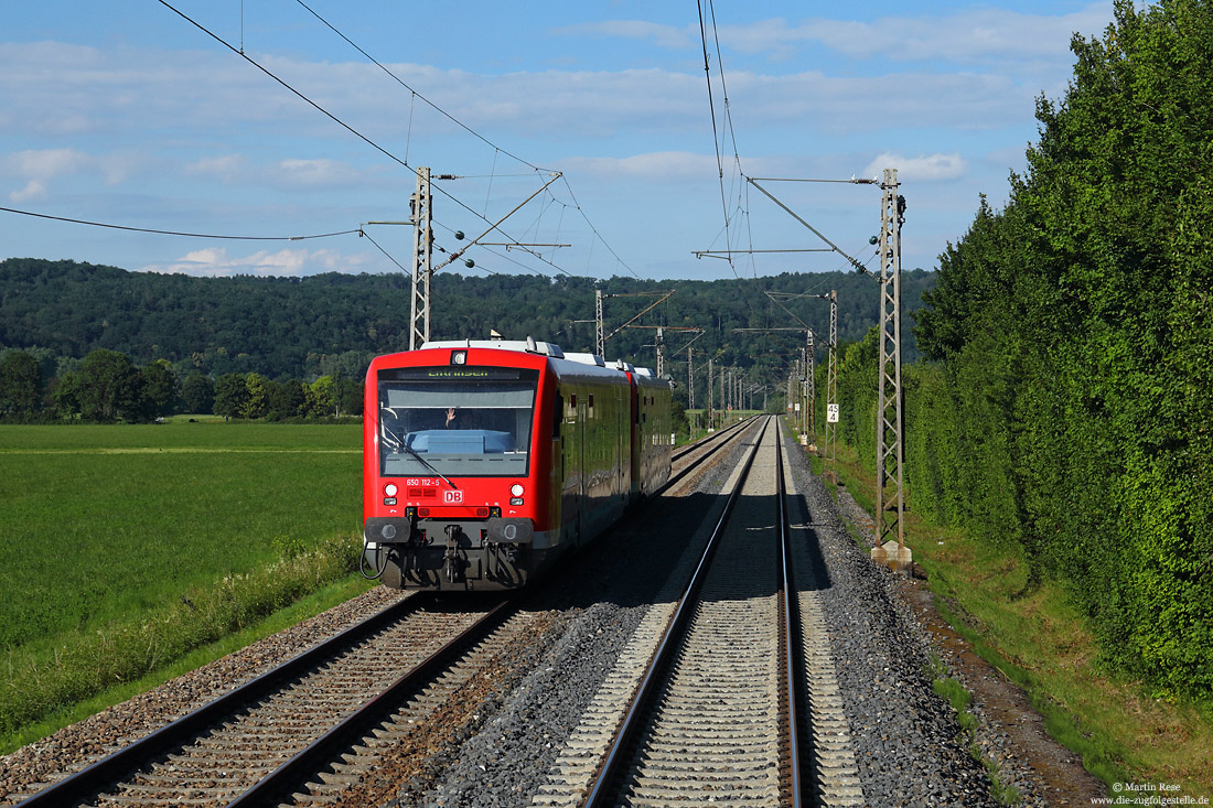 Während meiner Einsätze beim Unternehmen TRI befuhr ich auch gelegentlich die Strecke Plochingen - Tübingen. Kurz vor Tübingen-Lustnau begegnet mir am 25.6.2020 die RB22989 nach Entringen.