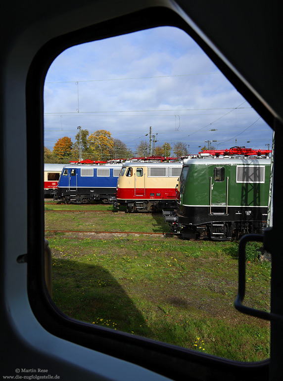 Wie vor 40 Jahren: in Köln Bbf geben sich die E40 1313, 112 265 und 110 448 des Unternehmens TRI ein Stelldichein, fotografiert am 3.11.2025 aus der 101 001 des DB-Museums.