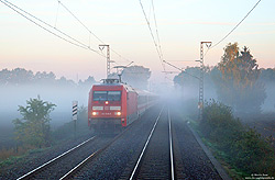 Im ersten Licht des 6.10.2018 hat die 101 018 mit dem IC2005 (Emden Hbf – Konstanz) bei Salzbergen soeben die Grenze zwischen Niedersachsen und Nordrhein Westfalen passiert.