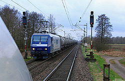 RAG 145 063 mit Kesselwagenzug am Einfahrsignal von Sagehorn