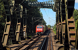 Zwischen Haltern am See und Marl-Sinsen kreuzt die Strecke Münster – Wanne-Eickel den Wesel-Datteln-Kanal. Hier fährt die 152 089 am 8.7.2018 mit einem KV-Zug gen Süden.
