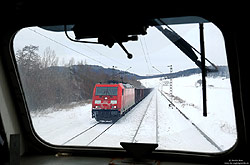 Nahe Hümme zieht die 185 308 den fast endlosen Gag68404 (Bebra – Hamburg Waltershof-Hanseport) durch das verschneite Nordhessen.