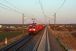 Im letzten Licht des 20.3.2022 zieht die 187 154 bei Teutschenthal Ost einen Güterzug gen Westen.