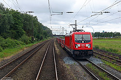 Schwer zu ziehen hat die 187 194 an dem mit Stahlbrammen beladenen Ganzzug am 12.7.2024 zwischen Oberhausen West und dem Abzweig Essen Dellwig.