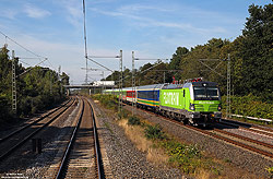 Aus dem Hamburg-Köln-Express (HKX) wurde im März 2018 der FLIX-Train, ein vom Unternehmen Flixbus betriebener Fernverkehrszug. Am 30.8.2019 fährt die 193 991 mit dem bunt gemischten FLX1805 aus Hamburg-Altona bei Kalkum dem nächsten Halt Düsseldorf Hbf entgegen.