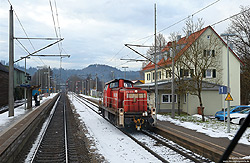 294610 ex 290 110 mit Formsignale und Bahnhofsgebäude im Bahnhof Fichtenberg 