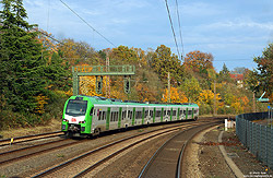 Goldener Herbst am Heißener Berg: Unterwegs als S3 nach Oberhausen Hbf eilt der 3427 001 dem nächsten Halt Mülheim Hbf entgegen, 4.11.2025.