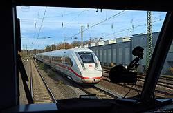 Für den Erwerb der erforderlichen Streckenkenntnis wird bei Lokführern zunehmend das Video-Verfahren angewendet. Am 5.11.2025 war ich mit der 101 030 in Witten Hbf auf dem „Set“, während der 412 088 nur eine „Nebenrolle“ bekam.
