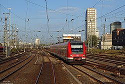Der S-Bahnverkehr an Rhein und Ruhr ist in fester Hand der Triebwagen der Baureihe 422. Am Abend des 18.9.2018 hat der 422 503 als S2 nach Essen Hbf den Dortmunder Hauptbahnhof verlassen.