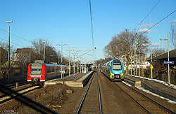 Planmäßig wird die Westfalenbahn von den ICE-Zügen der Linie Köln – Berlin in Minden überholt. Am 20.3.2019 musste die Westfalenbahn 95833 nach Braunschweig für meinen 15 Minuten verspäteten ICE 651 in Bückeburg „auf die Seite“. Auf Gleis 3 fährt derweil der 425 773 als S1 nach Minden.