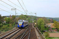 Südlich von Guntershausen überquert der 427 006 als RE24277 (Kassel Hbf – Bad Hersfeld) die Fulda, 4.5.2022.