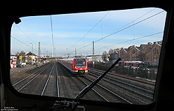 Am 10.3.2021 war ich mal wieder mit dem „Beamten-Shuttle“ dem  RE26779 auf dem Weg von Stuttgart Hbf nach Tübingen, als mir zwischen Esslingen und Oberesslingen der Erstling der Baureihe 430 „430 001“ begegnete.