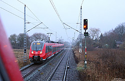 Unterwegs mit der Überführung der 218 838 nach Rostock Hbf begegnet mir bei Dalwitzhof die S2 nach Güstrow, 5.12.2022.