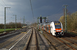 Im Zuge des Ausbaus für den Rhein-Ruhr-Express (RRX) bekam die nördliche Bahnhofsausfahrt von Langenfeld eine neue 80km/h-Weichenverbindung zwischen den S-Bahn- und Ferngleisen. Hier muss ich am 6.3.2024 den RE1 nach Aachen passieren lassen, bevor es mit meinem Leerreisezug nach Essen weiter auf den Ferngleisen nach Düsseldorf geht.
