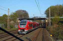 Für das „Sauerland-Netz“ hat DB-Regio 36 Triebzüge vom polnischen Hersteller PESA bestellt, die erst im August 2018, mit 20-monatiger Verspätung, nach und nach abgenommen werden konnten. Bei Hagen-Hengstey begegnet mir am 15.4.2019 der 633 109, der als RE10722 auf dem Weg von Warburg nach Hagen Hbf ist und erst fünf Wochen zuvor abgenommen wurde.