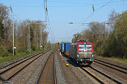 Der Vectron aus dem Hause Siemens hat sich europaweit zum Exportschlager gemausert. Mit einem Containerzug passiert die EU46-515 (alias 193-515) der PKP-Cargo den ehemaligen Haltepunkt Vorhelm an der Strecke Minden – Hamm.