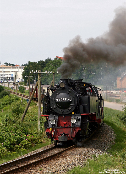 99 2321 an der Steigung bei Kühlungsborn Ost mit Telegrafenmaste