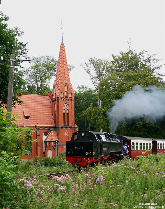 99 2321 im Wald bei Heiligendamm mit evangelischer Kircke aus dem Jahr 1904