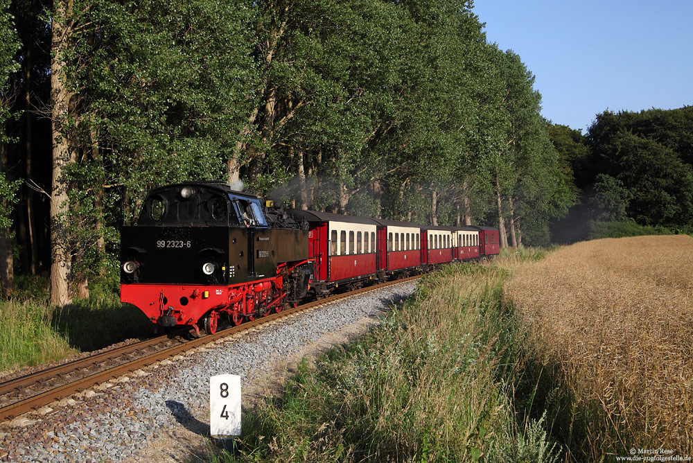 99 2323 im abendlichen Licht bei Heiligendamm