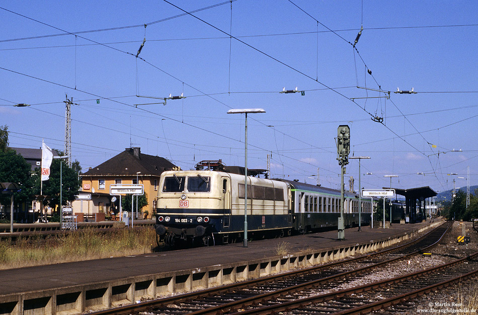 ehemalige Viersystem-Lokomotive 184 003 mit Militärschnellzug im Bahnhof Wittlich Hbf