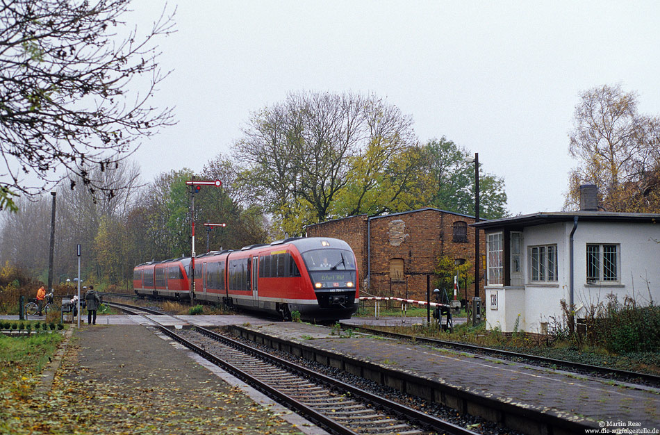 Zwölf Jahre später, am 1.11.2004 entstand in Klostermansfeld die Aufnahme des 642 726, der als RE36087 auf dem Weg von Magdeburg nach Erfurt war.