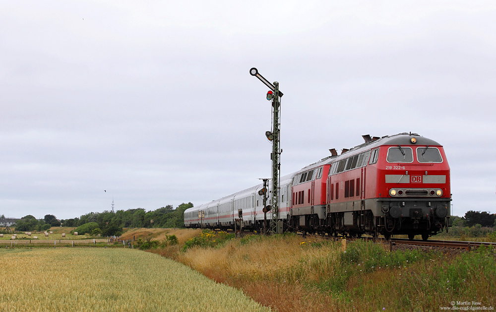 Marschbahn, 218 322 mit Syltshuttle am Einfahrsignal Keitum