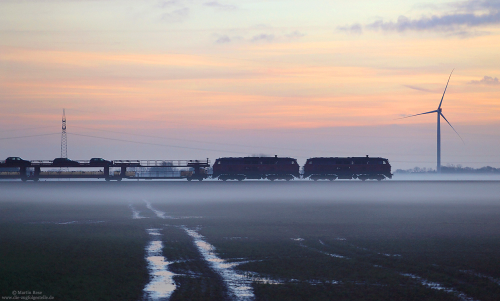 218 386 im letzten Licht zwischen Niebüll und Lehnshallig auf der Marschbahn