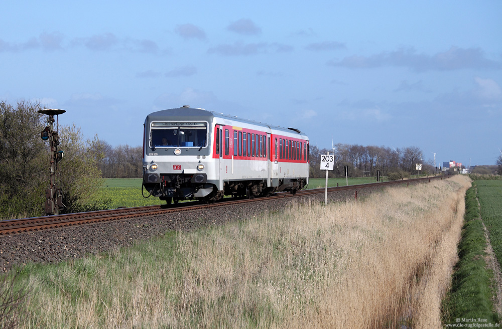 628 535 als Syltshuttle Plus am Einfahrvorsignal von Lehnshallig auf der Marschbahn
