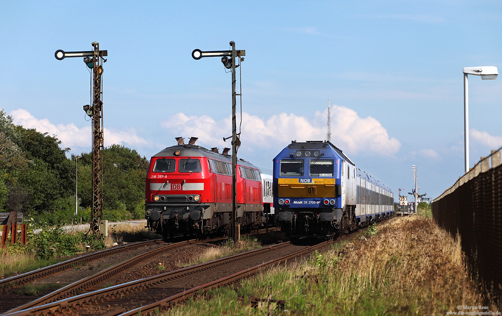 Marschbahn, im Bahnhof Keitum begegnen sich die 218 397 und die DE2700 01