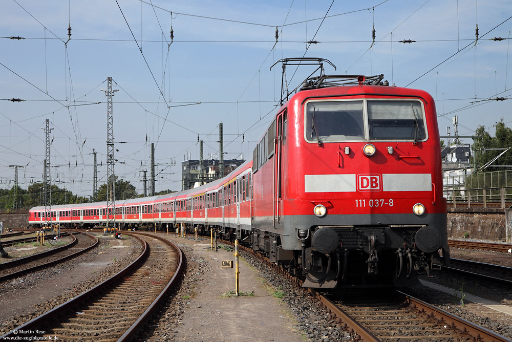 111 037 vom Bw Dortmund in verkehrsrot mit n-Wagen in Köln Bbf