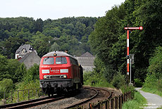 225 008 mit dem FZT 55469 bei Fürfurt im Lahntal