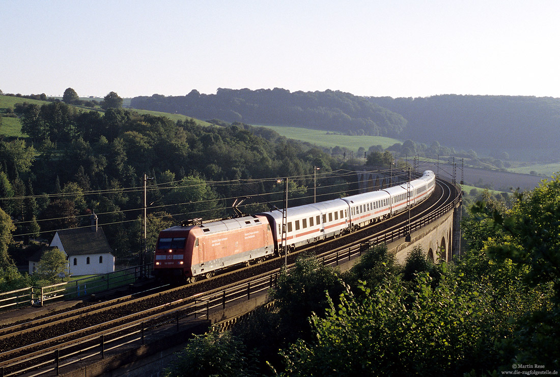 101 020 mit IC2553 auf dem Bekeviadukt in Altenbeken
