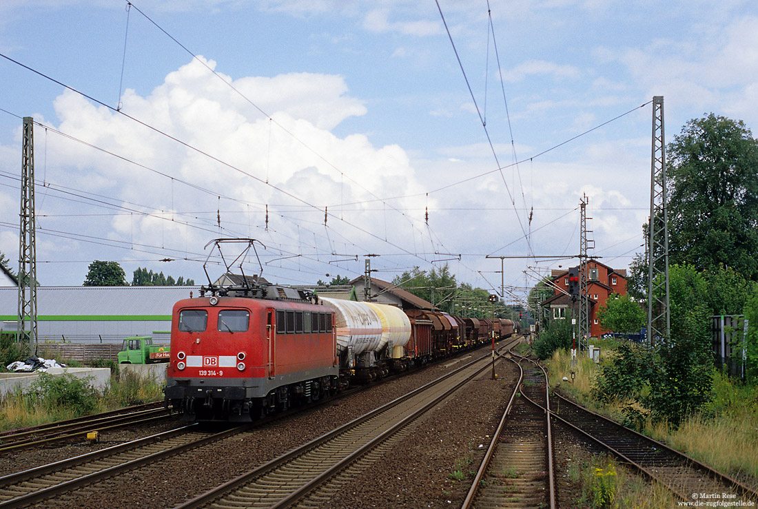 139 314 mit FR52242 Paderborn Gbf - Hagen Vorhalle im Bahnhof Salzkotten