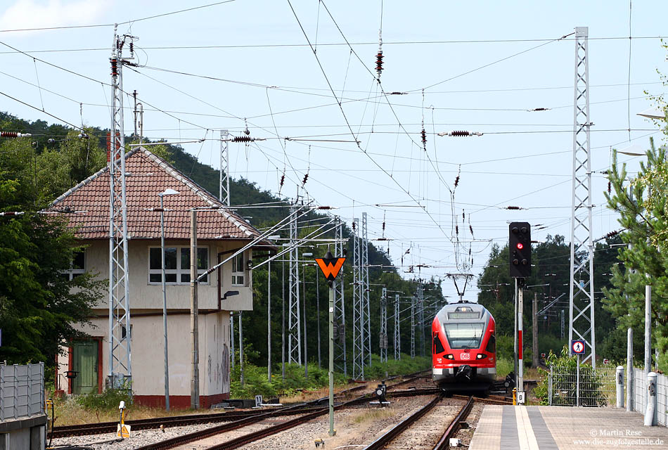 Aufgrund des starken Bewuchses entlang der KBS 190 finden sich hier nur wenige Fotomotive. Selbst der Endbahnhof Binz lädt nicht wirklich zum Fotografieren ein. Als RB 33247 aus Lietzow fährt der 429 527 in Binz ein. 13.7.2009