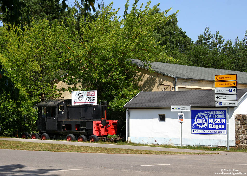 310 867 Deutz 26549 1943 als Hinweis auf das Museum auf einem Straßenroller in Prora, Rügen