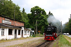 Mit gemächlichem Tempo rollt die 99 1782 in Philippshagen gen Babe und ist immerhin noch schneller, als die Blechlawine auf der Landstraße. 6.7.2009
