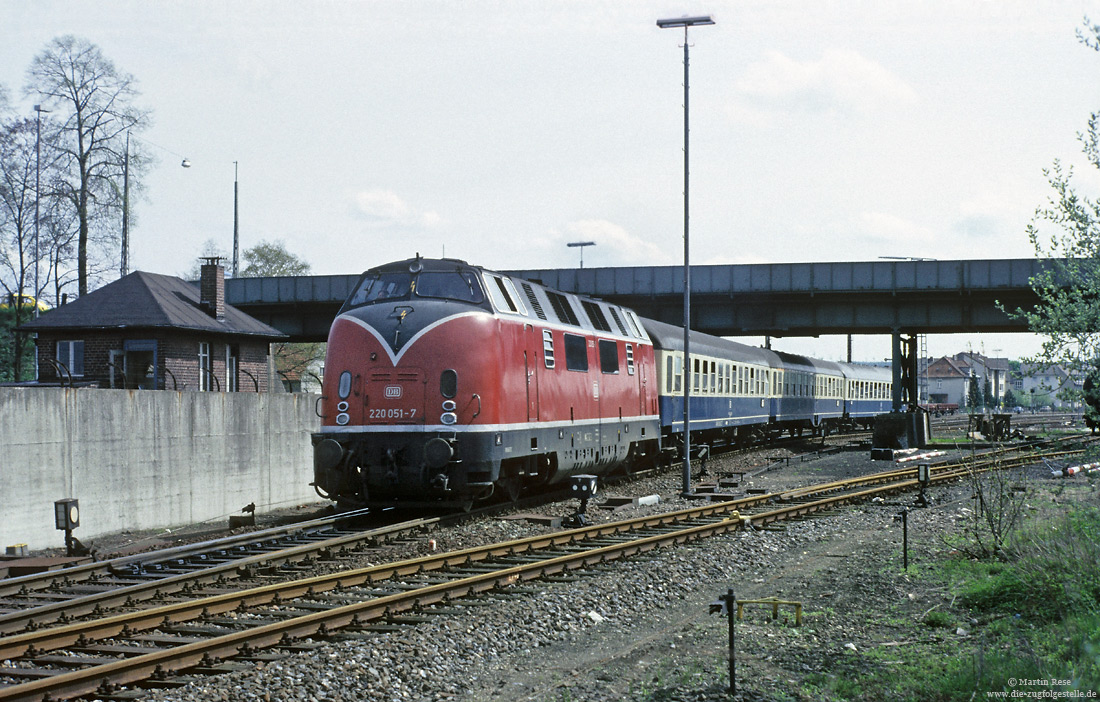 220 051 mit Nahverkehrszug nach Bielefeld im Bahnhof Paderborn Nord mit alte Brücke über den Nordbahnhof