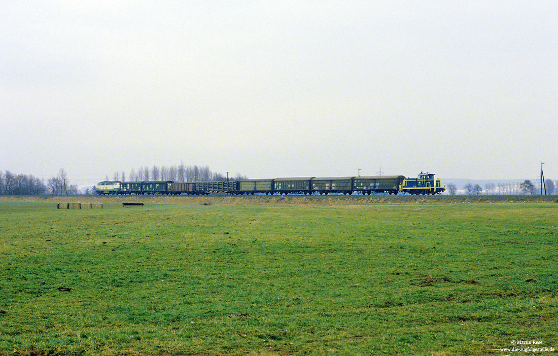 260 440 mit Güterzug auf der Strecke Paderborn Nord - Bad Lippspringe bei Paderborn Stadtheide