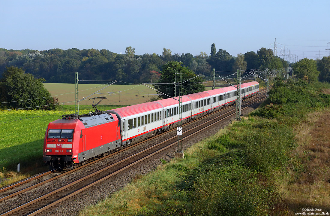 101 011 mit ÖBB-Wagen im Herbst zwischen Leverkusen-Schlebusch und Berliner Straße